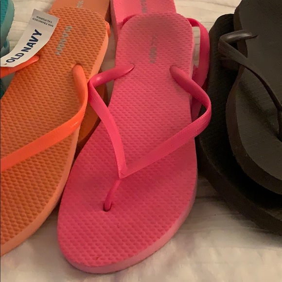 Flip Flops - Set of 5. They are a size 6/7-7/8 - Picture 4 of 5